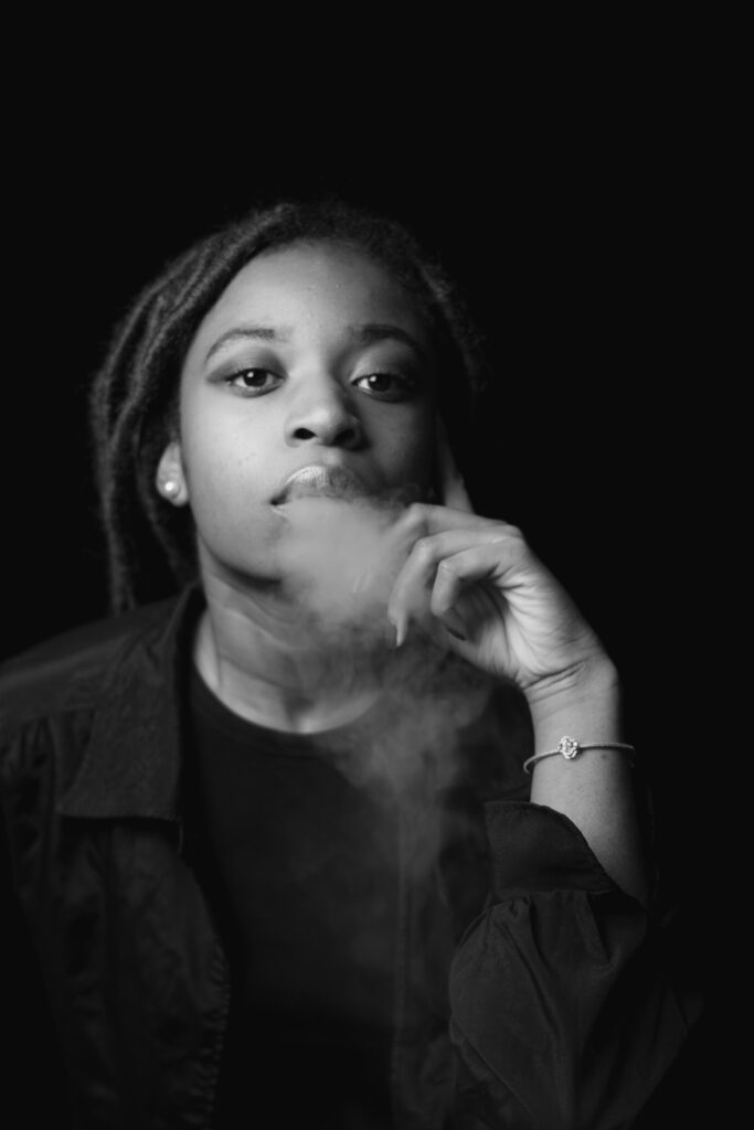 Portrait studio d'une femme et sa fumée de cigarette