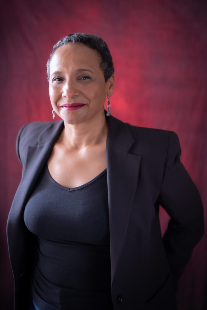 Portrait photo pro d'une femme avec des boucles d'oreilles