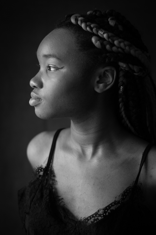 Portrait studio en noir et blanc d'une femme de profil