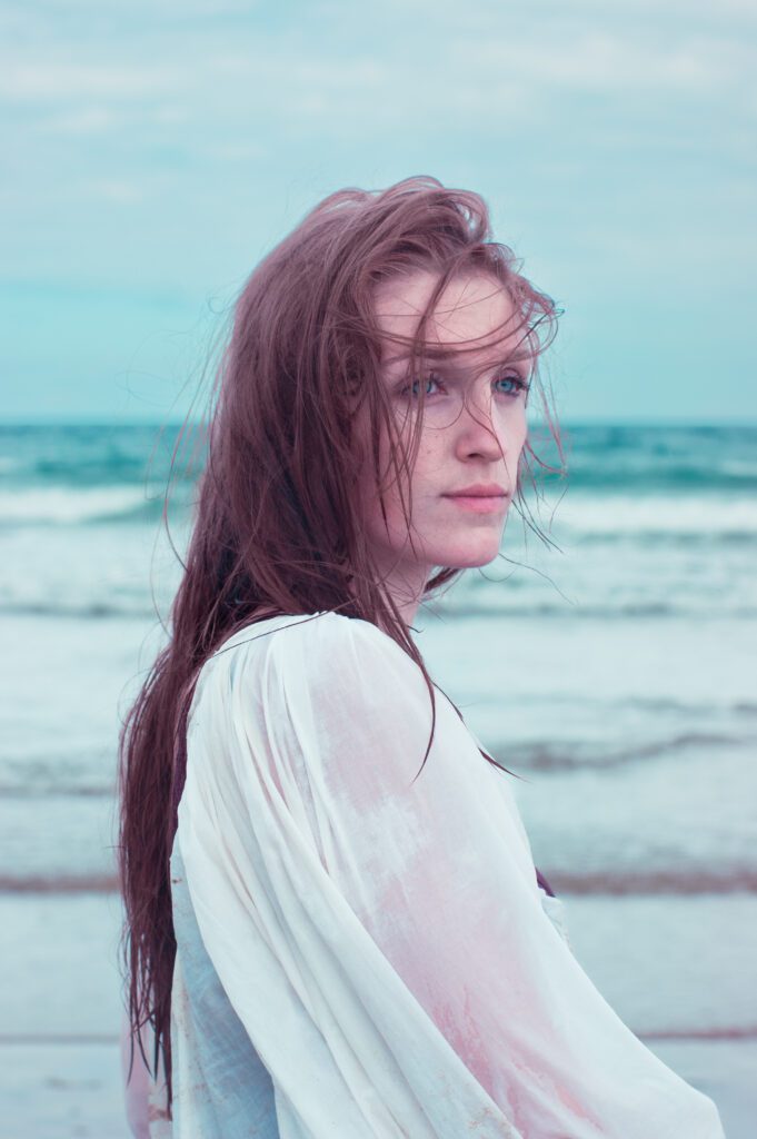 Photographie d'une femme rousse dans la mer bretonne