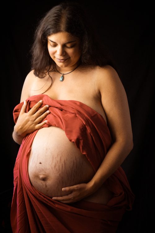 Photographie d'une femme enceinte vêtue d'un voile